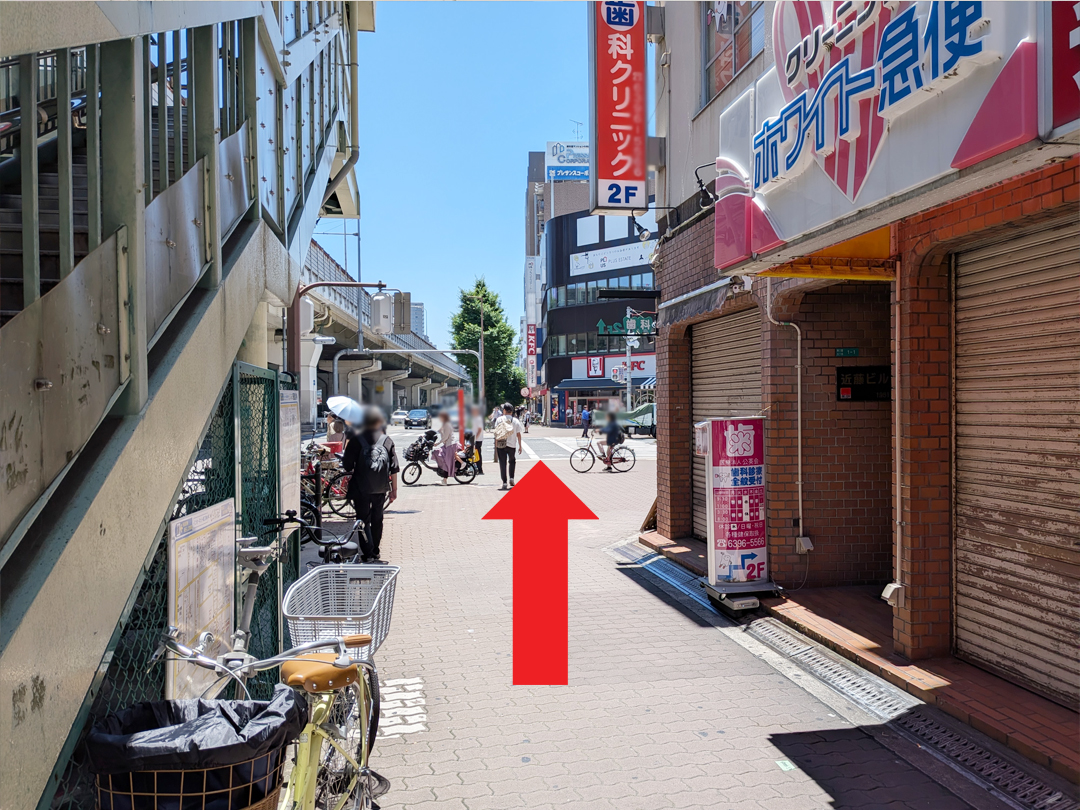 まっすぐ進み、信号を渡りケンタッキー・フライド・チキンさんを右にまがる
